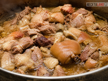 Cazo con carnitas tradicional