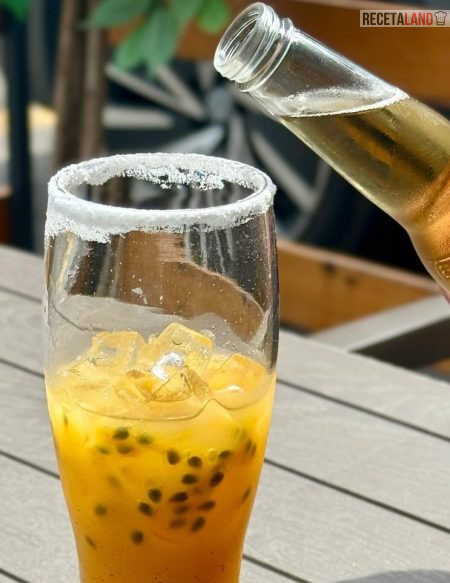 Michelada de Maracuyá con trozos