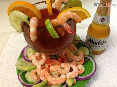 Micheladas de camaron con caronona y botana