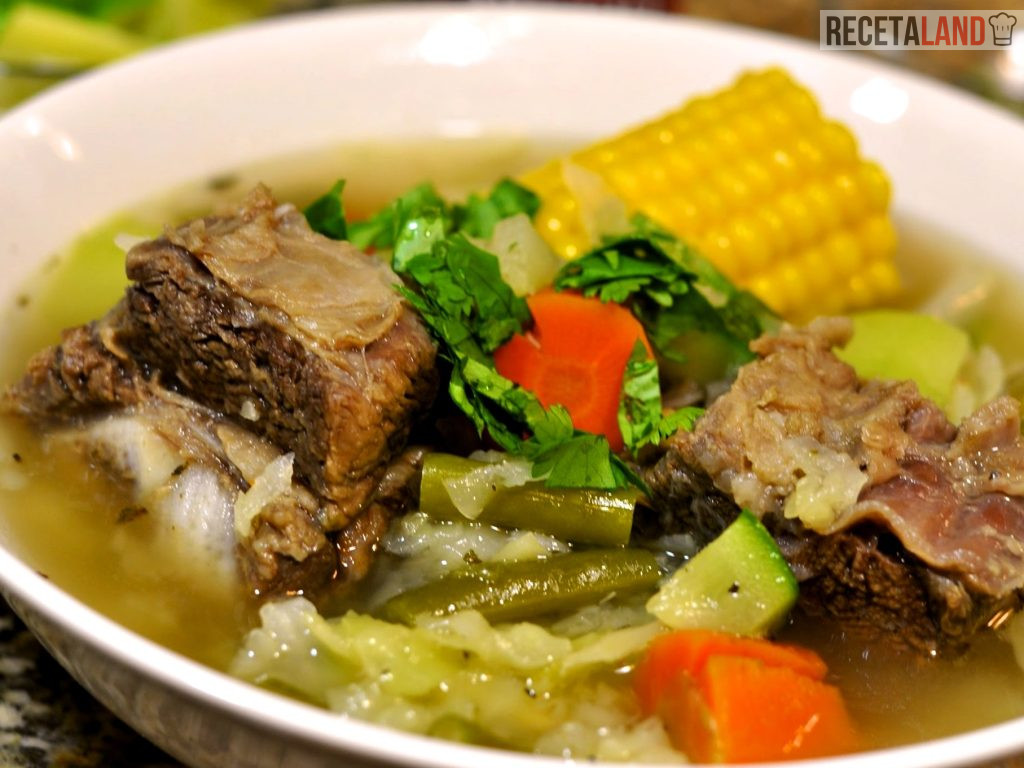 Sopa de Res Salvadoreña