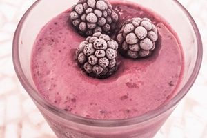 batido con moras congeladas