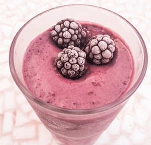 batido con moras congeladas