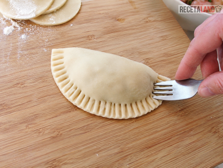 Cerrando empandas con un tenedor