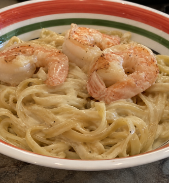 Pasta Alfredo con camarones