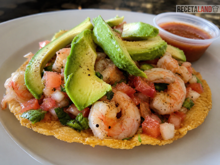 Tostadas de camarón con aguacate servidas con salsa