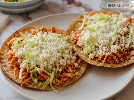 Tostadas de tinga de pollo, queso y lechuga
