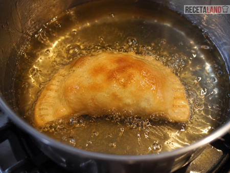 friendo empanadas de camarón