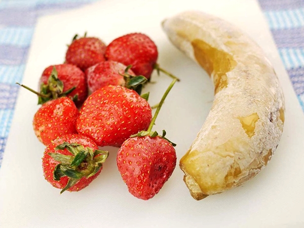 fresas y plátano congelado