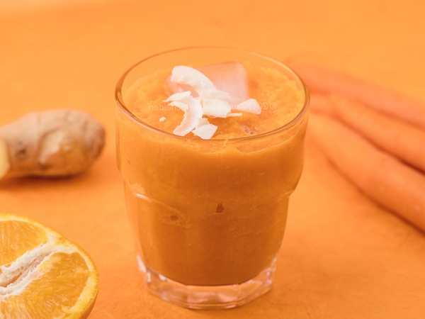 vaso con jugo de zanahoria naranja y gengibre