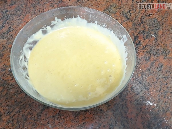 Mezcla batida de huevos, aceite, yogur y canela