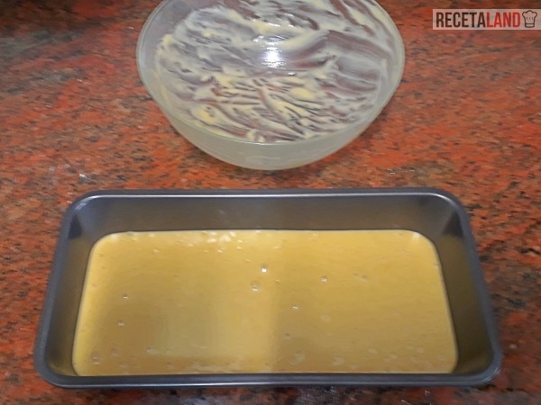 mezcla de queque de yogurt en el molde y lista para hornear