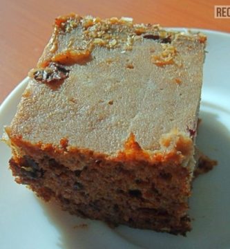 trozo de budín de pan con dulce de leche