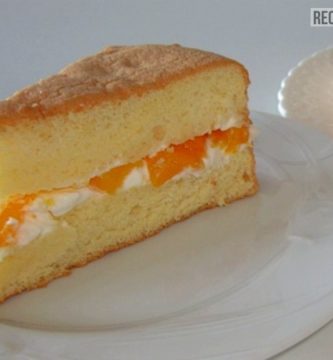 trozo de queque de durazno relleno