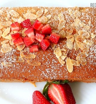 queque de almendra decorado con frutilla