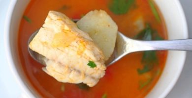 sopa o caldo de pescado rojo con patatas