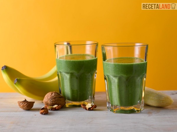 smoothie verde con plátano y nueces
