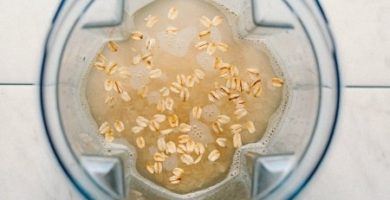 Avena y agua en licuadora