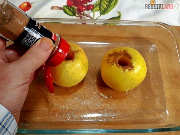 echando canela molida a las manzanas