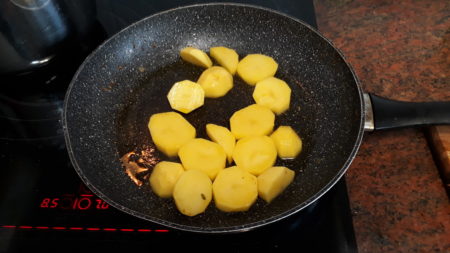 Sofriendo las patatas para la salsa