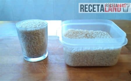 Vaso de cristal lleno de arroz para 2 personas