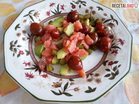 Plato con tomates cherry, aguacate y salmón a dados