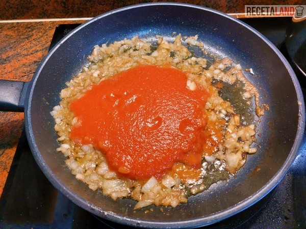 Añadiéndole el tomate triturado o rallado