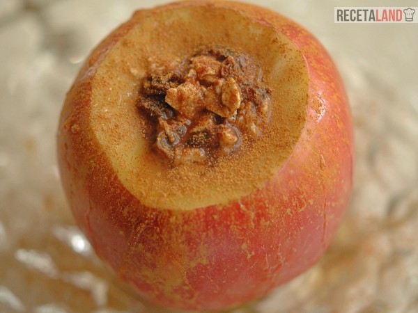 manzana con canela, avena y pasas antes de meter en microondas