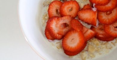 porridge o gachas de avena con fresas