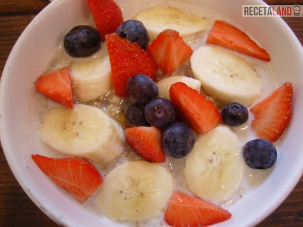 porridge o gachas de avena con platano, fresas y arándanos