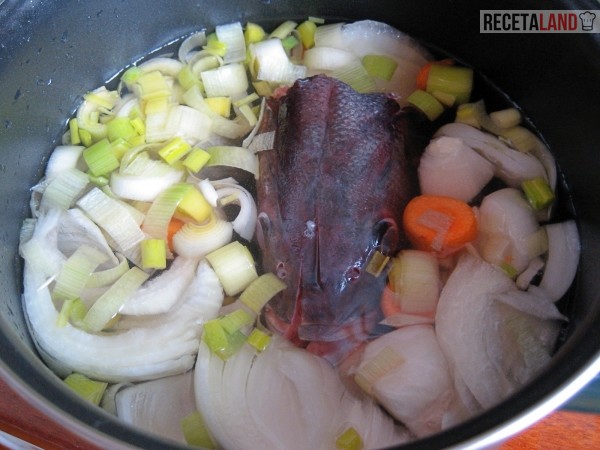 Caldo de pescado blanco o fumet de lubina, cebolla, puerro y zanahoria