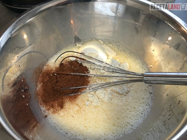 huevos, proteina, avena y cacao mezclando para tortitas