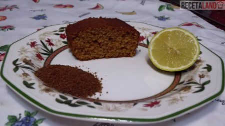 Trozo de Bizcocho de limón con azúcar moreno