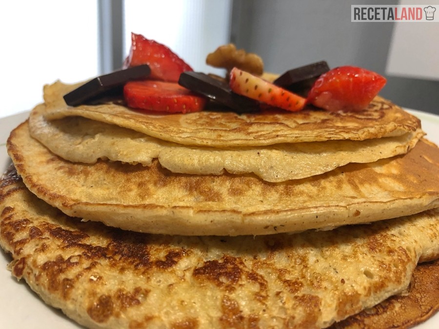 tortitas de avena con fresas por encima