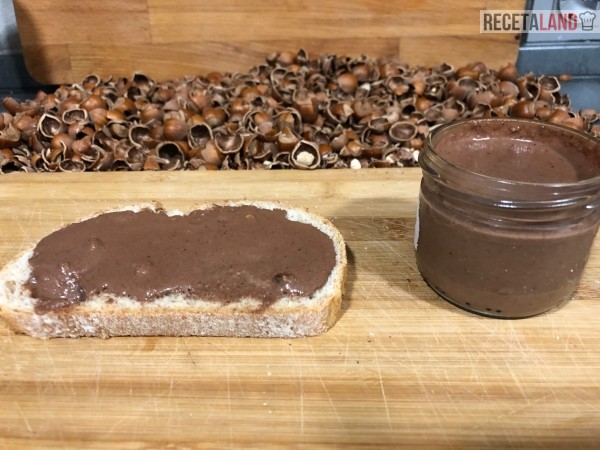 Crema de avellana y cacao sobre pan