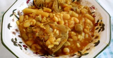 Arroz con habichuelas en el plato