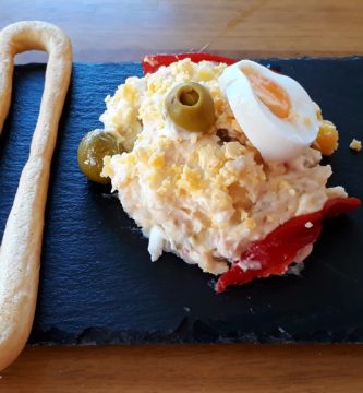 Tapa de ensaladilla rusa con una rosca