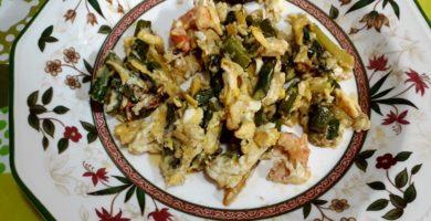 Revuelto de espárragos con ajos gambas y huevo
