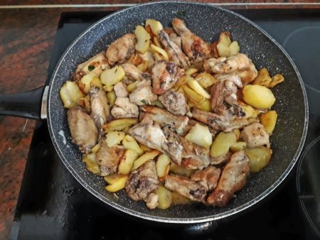 Pollo al ajillo con patatas reduciendo el majado
