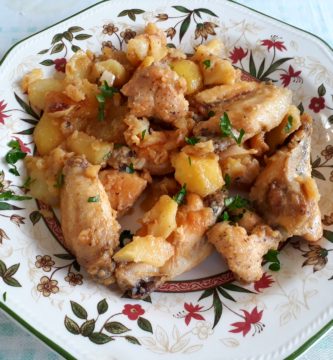 Plato de pollo al ajillo con perejil