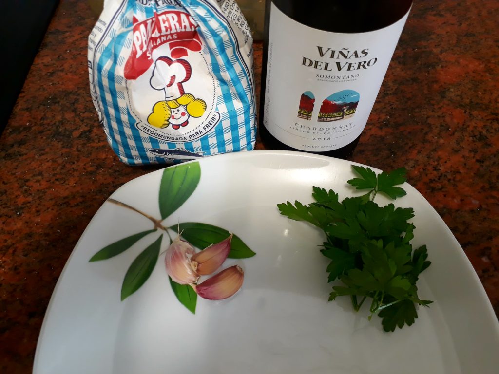 Ingredientes para las almejas Ingredientes para las almejas al ajillo con perejil y vino