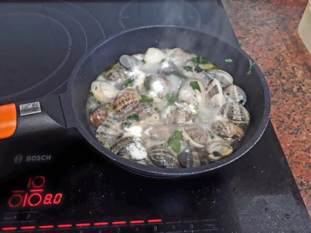Almejas con el vino en ebullición
