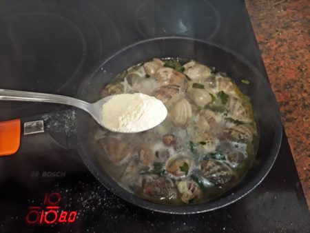 Añadiéndole unas cucharadas de harina