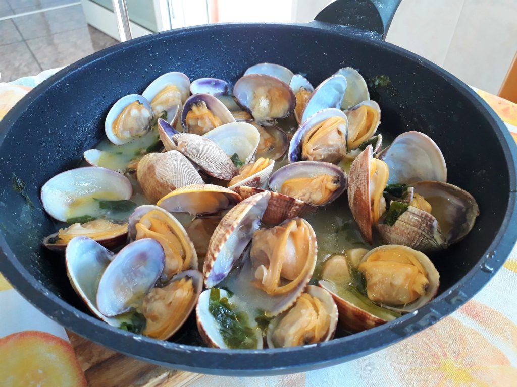 Almejas listas en las sartén para degustar