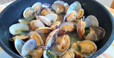 Almejas listas en las sartén para degustar