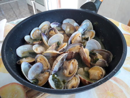 Almejas listas en la sartén para degustar