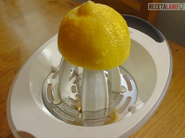 exprimiendo el limón
