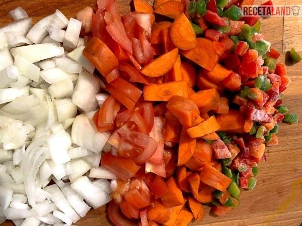 cebolla, zanahoria, pimiento y tomate cortado