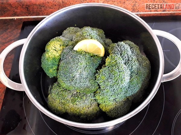 Brócoli en la Olla listo para cocer