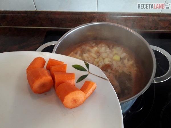 Añadiéndole la zanahoria en trocitos