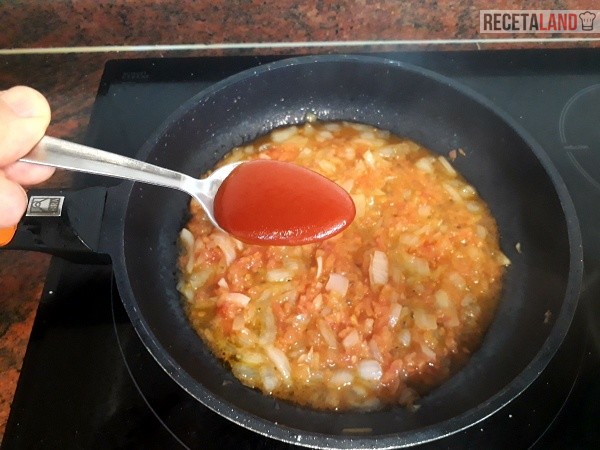 Añadiéndole el tomate frito